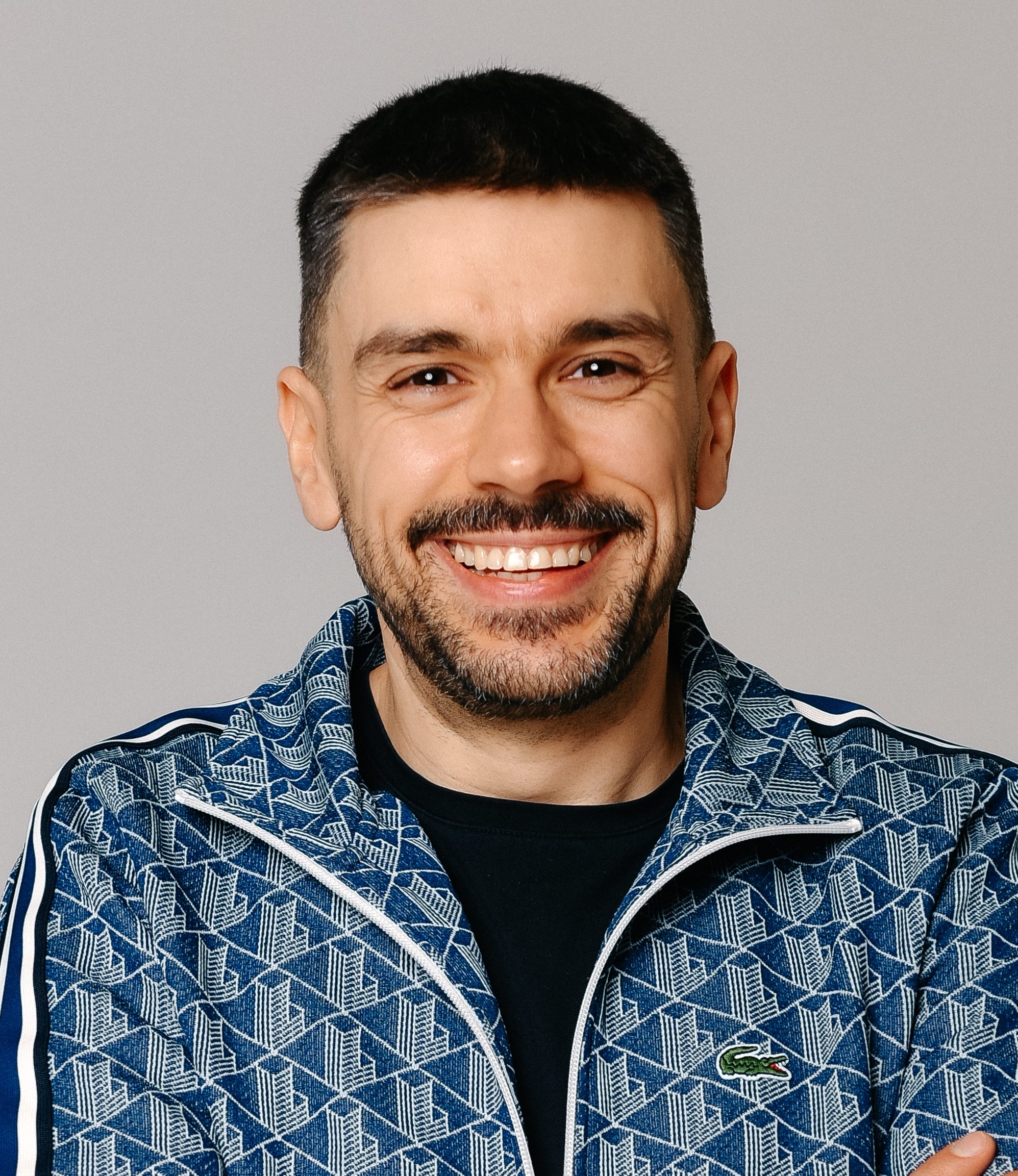 Константин Митин улыбается в синей куртке